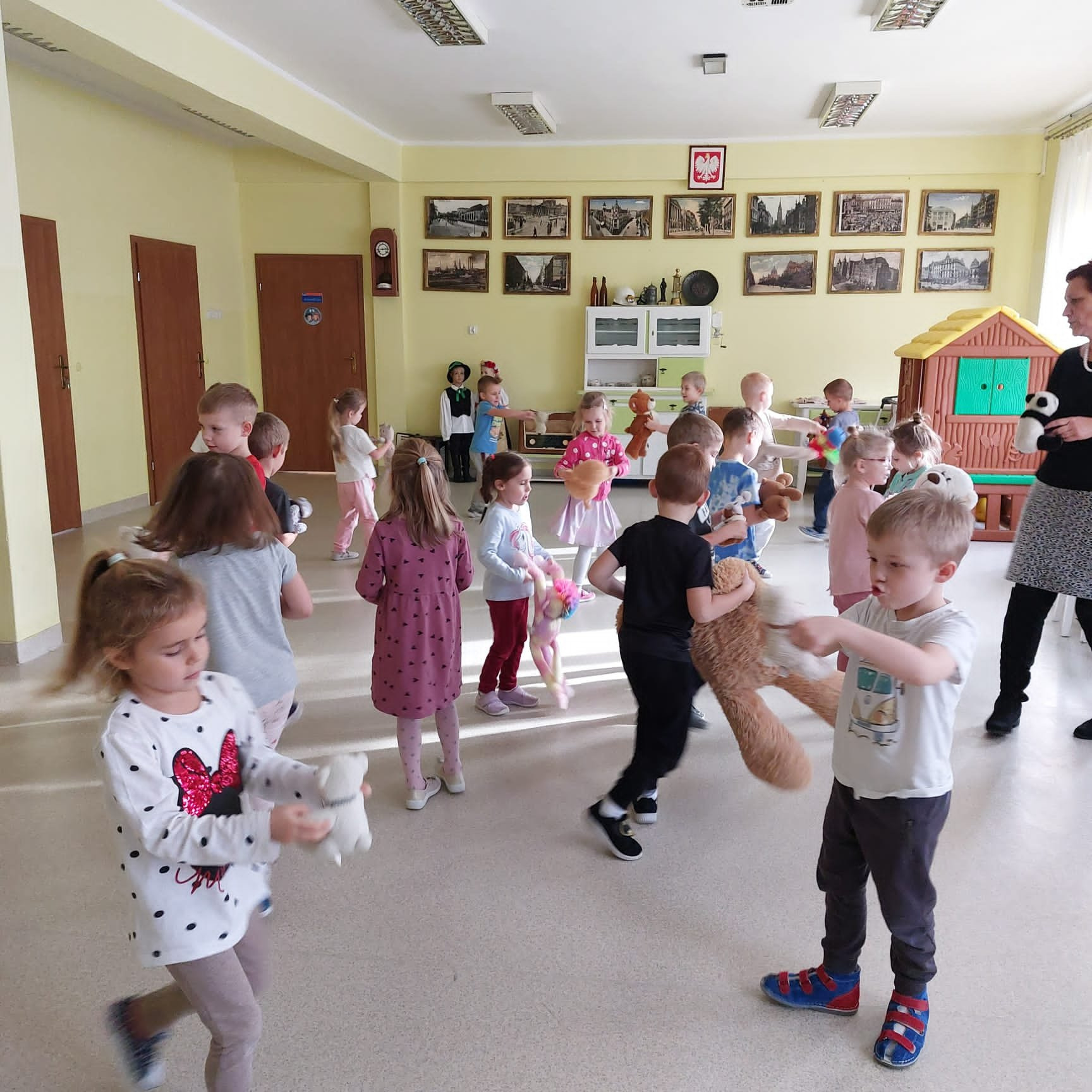 Przedszkolaki tańczą ze swoimi misiami