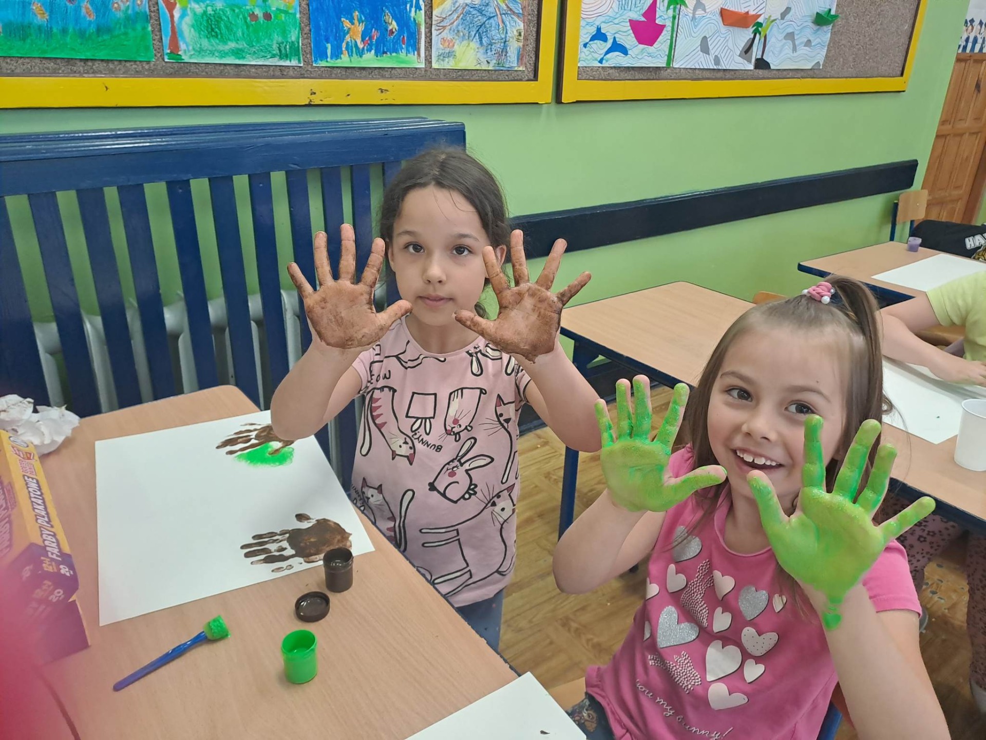 Dziewczynki malują dłońmi