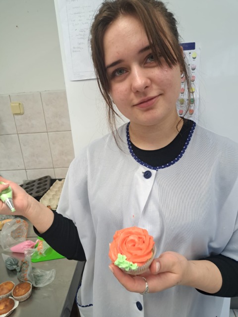 Cukierniczki z kl. 1  uczyły się robienia kolorowych muffinek .Było smacznie , słodko i kolorowo🧁🤗 - Obrazek 4