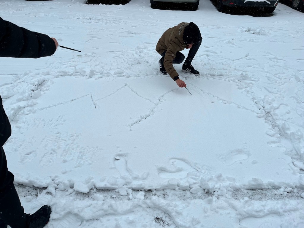 Kreatívne využitie snehu žiakmi 8.C triedy na hodine výtvarnej výchovy - Obrázok 1