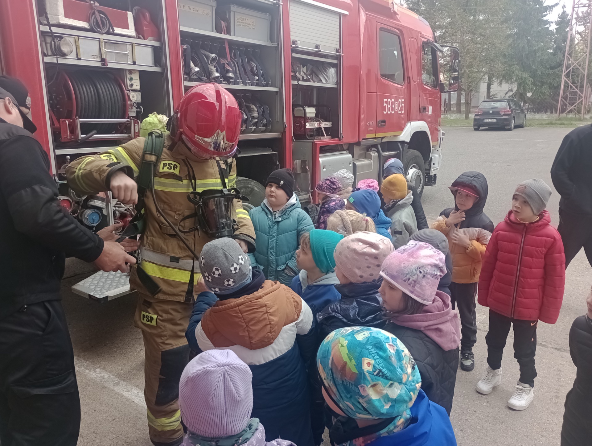 Wizyta dzieci z oddziału przedszkolnego w Państwowej Straży Pożarnej w Strykowie - Obrazek 2