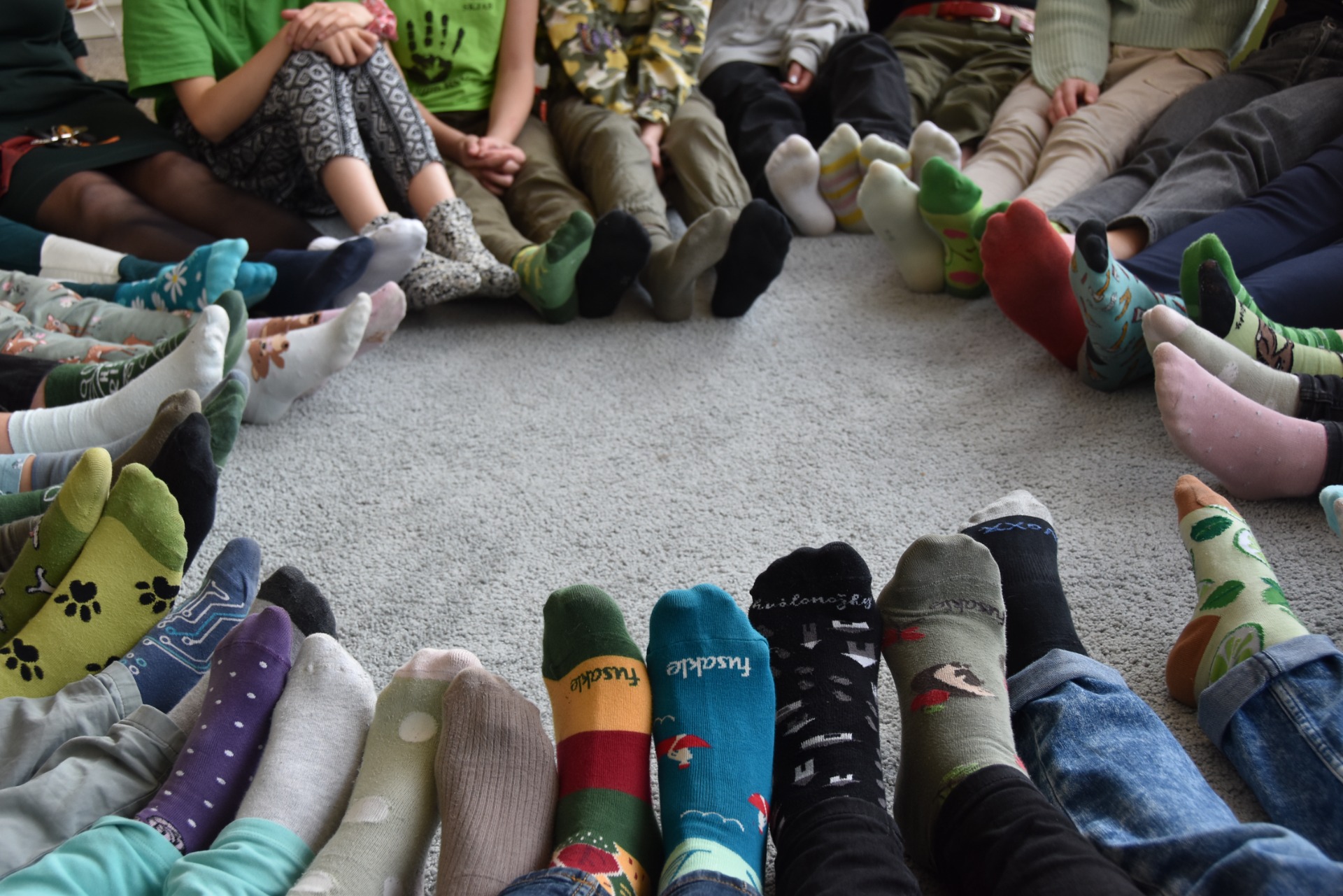 Prečo si dnes obliekame rozdielne ponožky? - Obrázok 1
