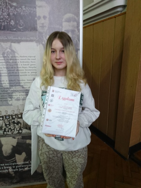 Oliwia Kot z dyplomem za zajęcie 3 miejsca w kategorii piekarniczo-cukierniczej. 