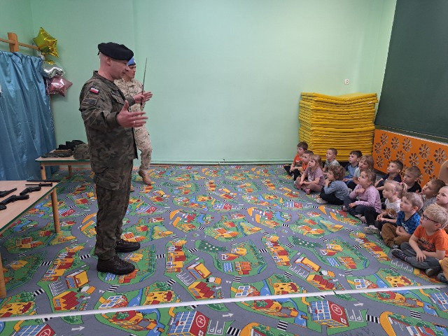 Wizyta żołnierzy w przedszkolu.  - Obrazek 2