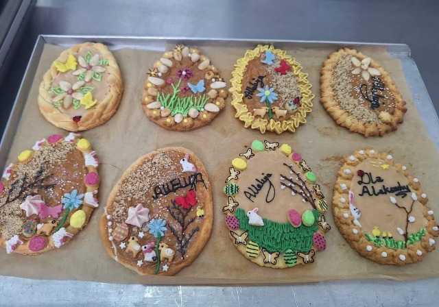 Cukierniczki z klasy 3 już gotowe do Świąt Wielkanocnych...produkcja mazurków, ciasteczek i baranków cukrowych🐰🐑🐣🤗😍 - Obrazek 1