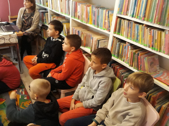 Wizyta uczniów klasy II A w Bibliotece Publicznej w Starym Wiśniczu z okazji 
,,Dnia Pluszowego Misia’’
