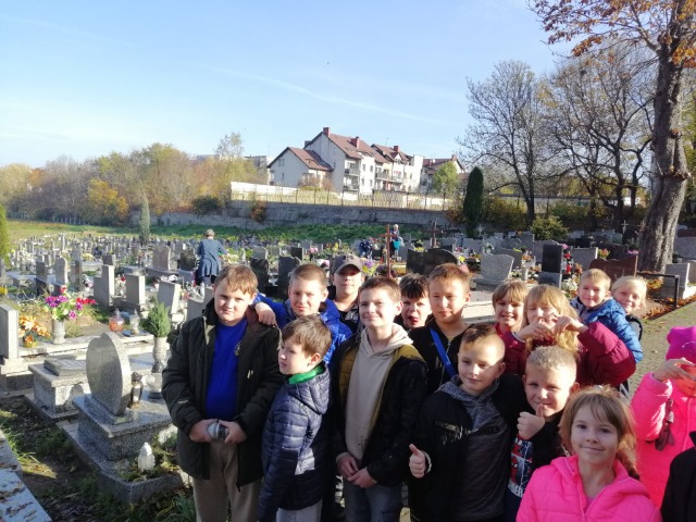 Wizyta klasy 2B na cmentarzu.
