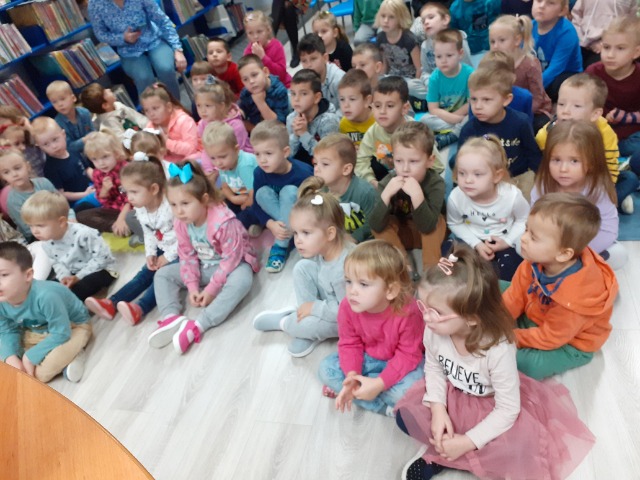 Międzynarodowy Dzień Postaci z Bajek - wizyta dzieci z przedszkola w Gminnej Bibliotece. - Obrazek 1