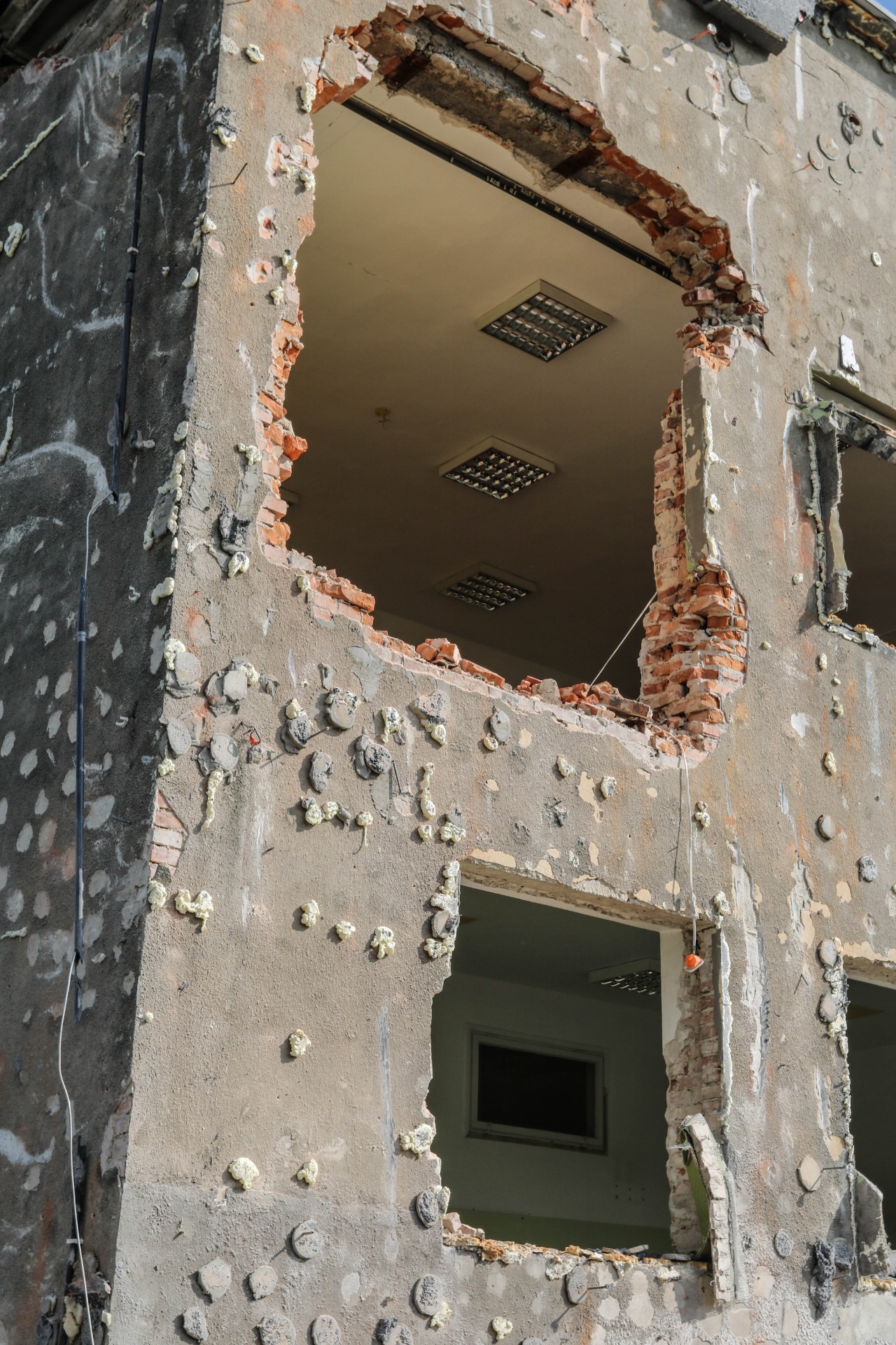 Trwa wyburzanie budynku przedszkola... - Obrazek 5