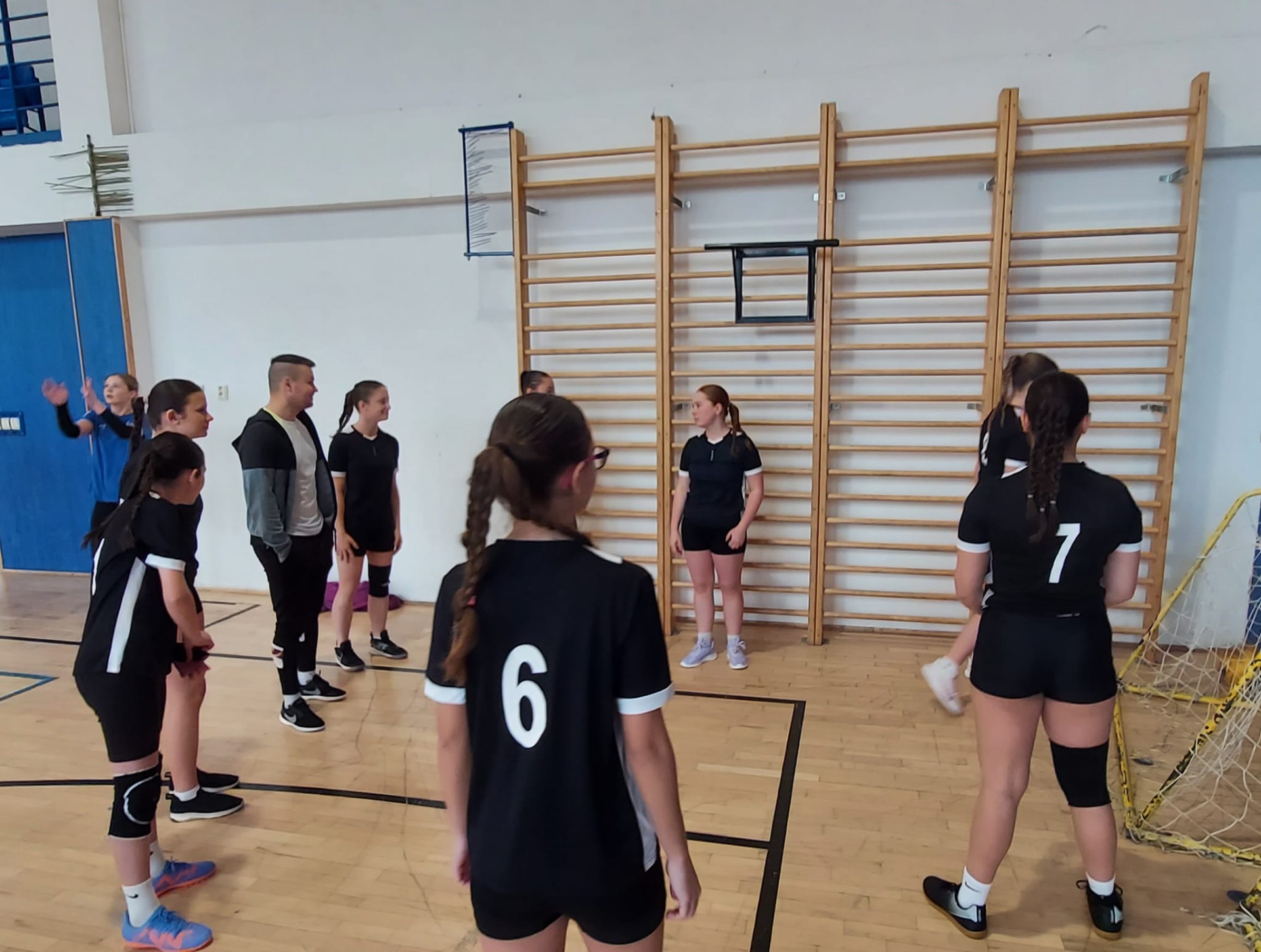 Naše dievčatá reprezentovali našu školu na volejbalovom turnaji v Brusne - 24.04.2024🏐 - Obrázok 3