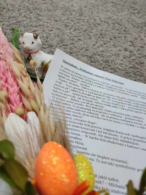 W Wielki piątek odwiedziła nas mama Julci i Michalinki by przybliżyć Nam tradycje związane ze świętami Wielkanocnymi w Polsce oraz obyczaje tych świąt w innych krajach. Bardzo dziękujemy za spotkanie i za poświęcony nam Czas 🐰🐣🥚 - Obrazek 1
