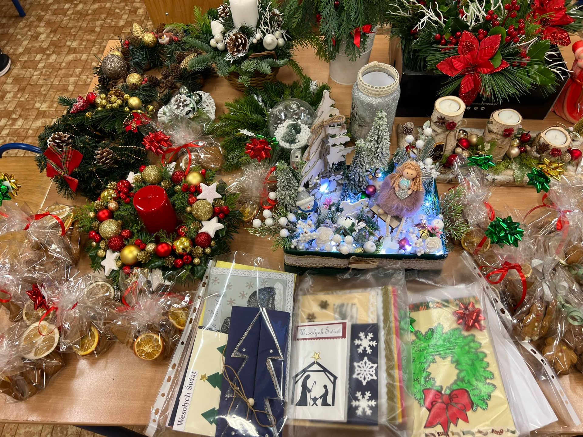 Z kolędą i życzeniami świątecznymi w Domu Pobytu Senior “Wigor” - Obrazek 3
