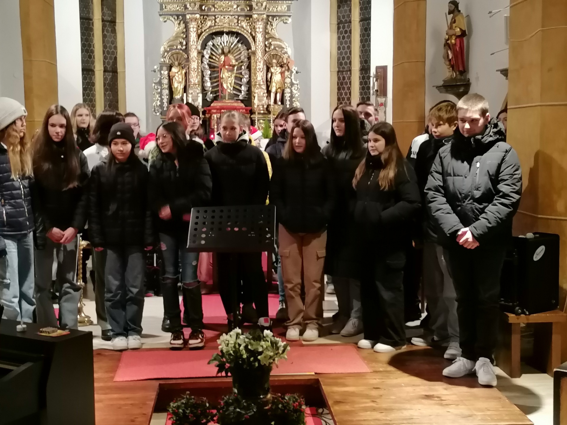 Am 19.12. fand unser Weihnachtskonzert in der Pfarrkirche St. Jakob statt. Alle SchülerInnen trugen zu einem besinnlichen Abend bei. - Bild 5