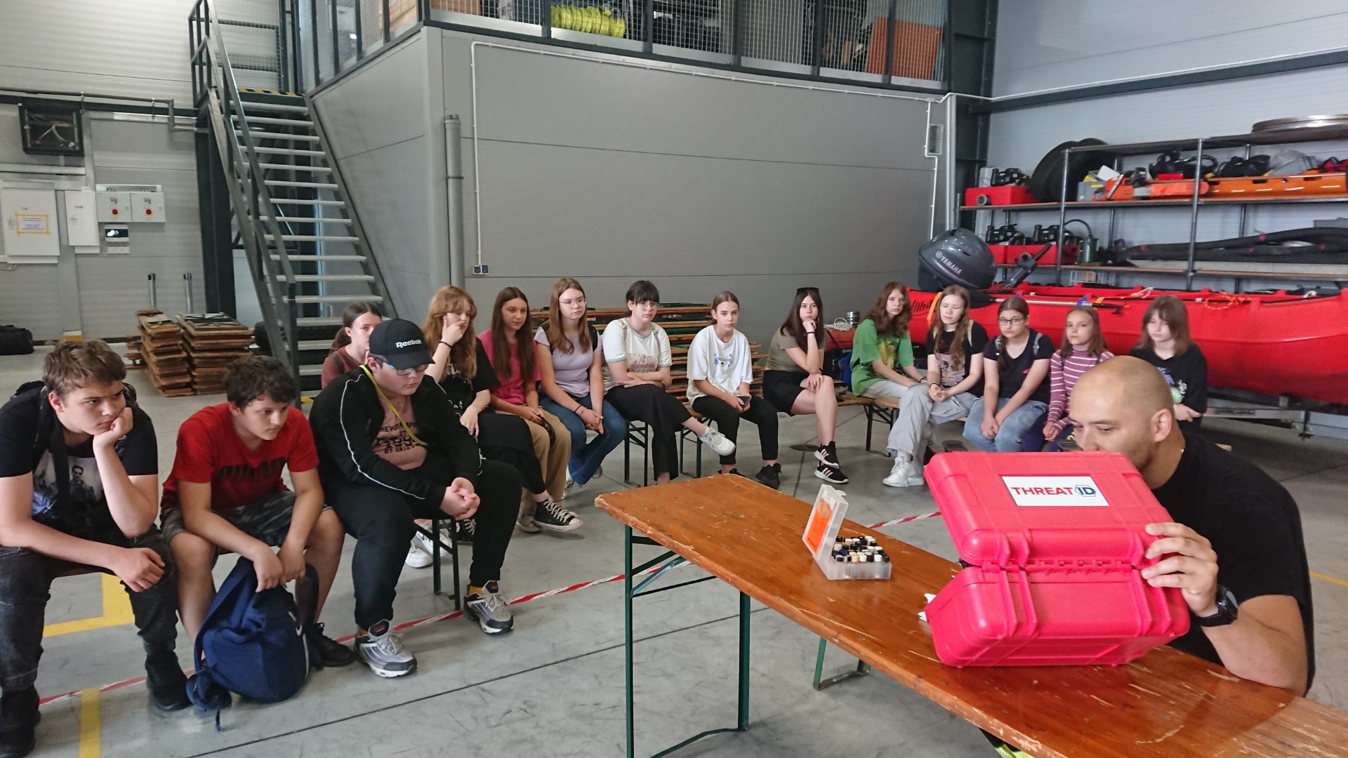 Uczniowie odwiedzający Straż Pożarną nr 2 w Szczecinie