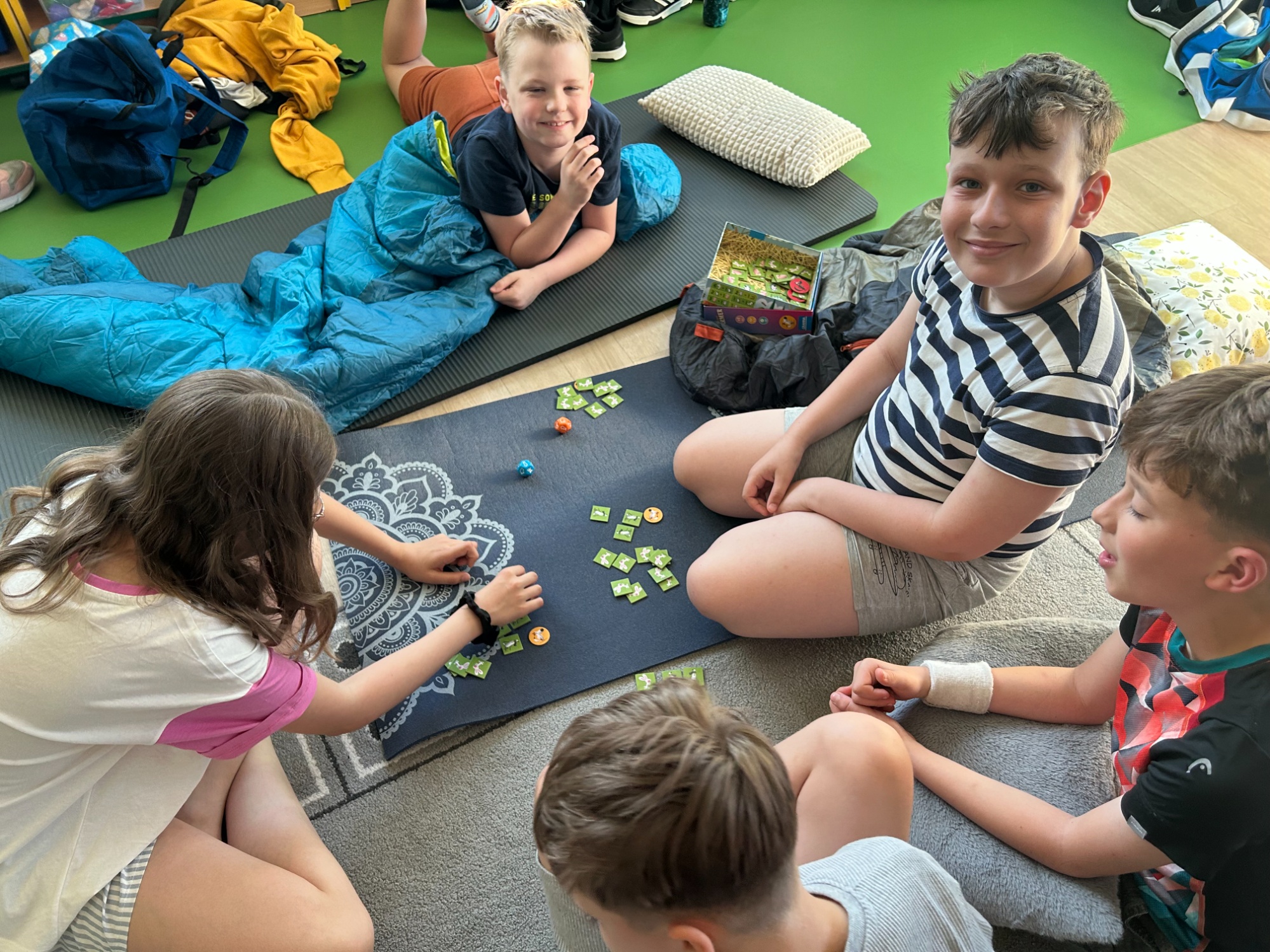 uczniowie grający w gry ,,Noc pełna wrażeń w szkole'' - Obrazek 10