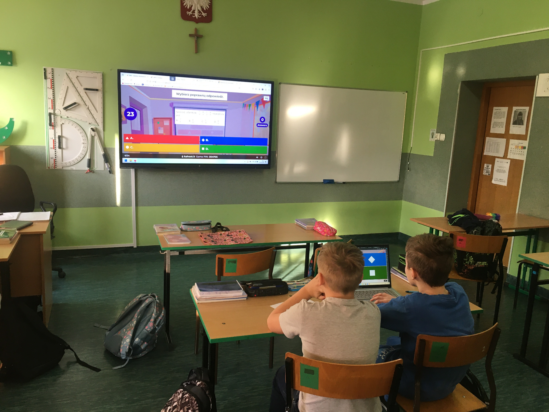 Uczniowie rozwiązują zadania interaktywne wykorzystując Kohoot