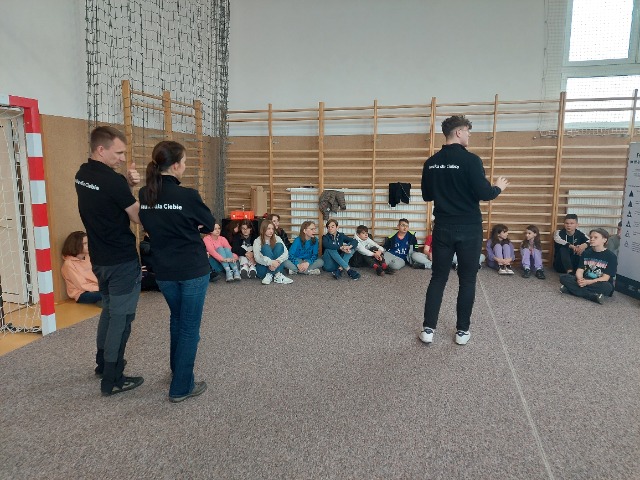 Warsztaty interaktywne w Szkole Podstawowej w Kurdwanowie - mobilna wystawa Centrum Nauki Kopernik „O matmo!” - Obrazek 1