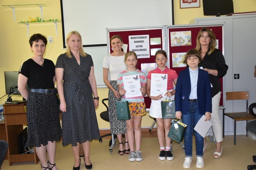 Organizatorzy konkursu oraz laureaci Międzyszkolnego Konkursu Języka Angielskiego z dyplomami i nagrodami w ręku