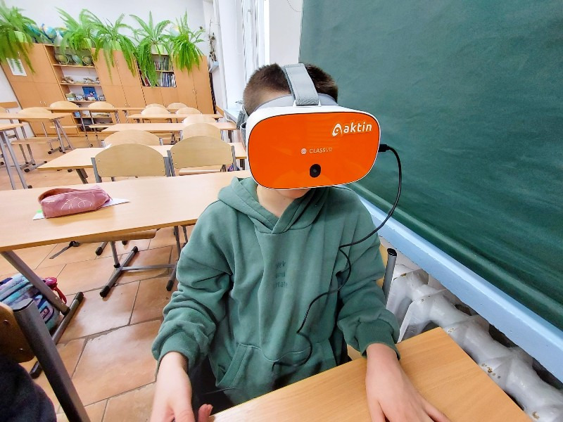 Uczniowie w okularach VR