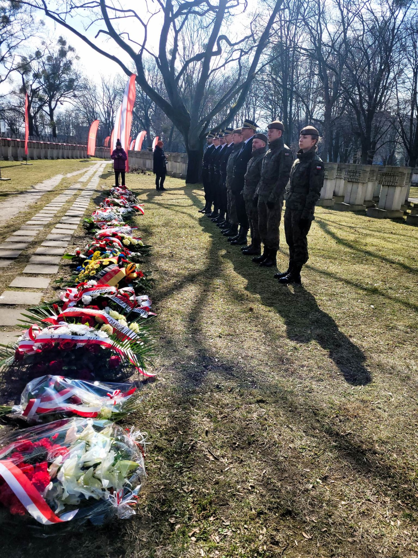 Przy pomniku „W hołdzie ofiarom – Polonii Gdańskiej” zgromadziły się rodziny pomordowanych gdańskich Polaków, przedstawiciele władz miasta i organizacji zrzeszających potomków patriotów z Wolnego Miasta. Podczas uroczystości nasza szkoła była reprezentowana przez Poczet Sztandarowy