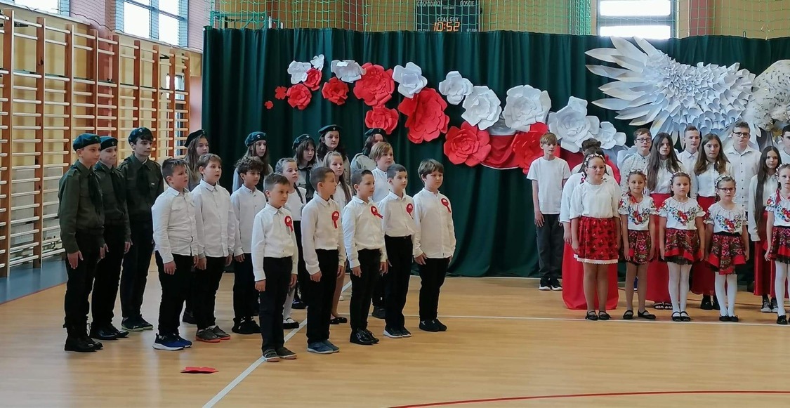 Uczniowie biorący udział w konkursie "Do Hymnu"