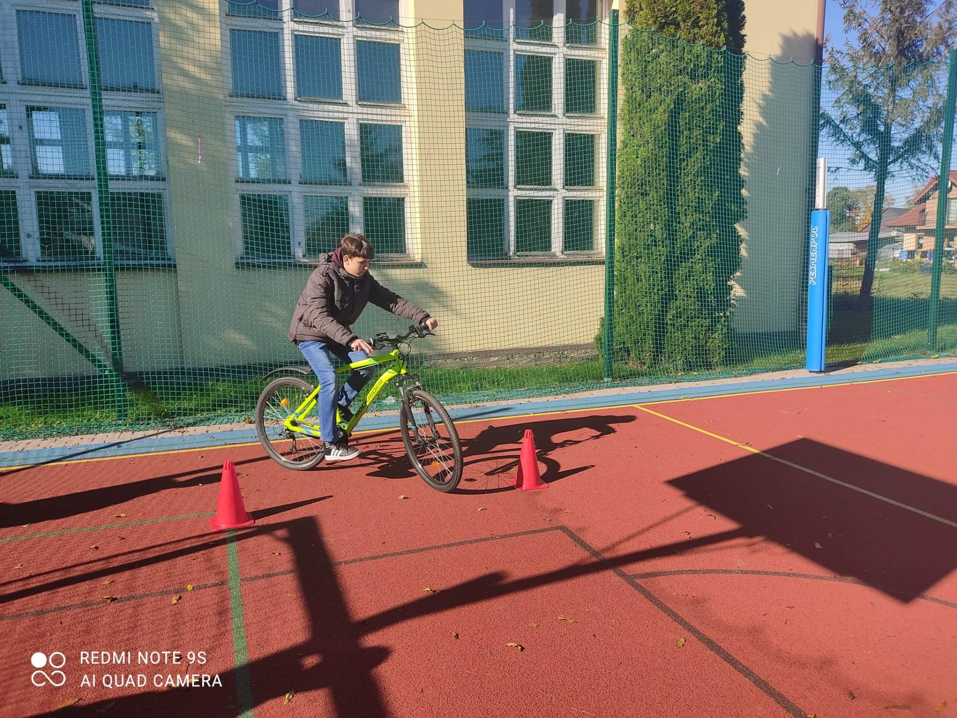 Uczniowie klas 4-8 trenują jazdę na rowerze w ramach akcji "Rowerem do szkoły"🚴‍♂️🚴‍♀️🚴❤️ - Obrazek 4