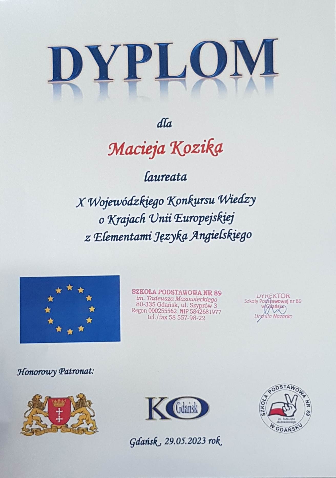 Dyplom z flagą Unii Europejskiej. 
