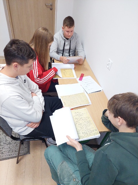 4  uczniów czyta dokumenty.
