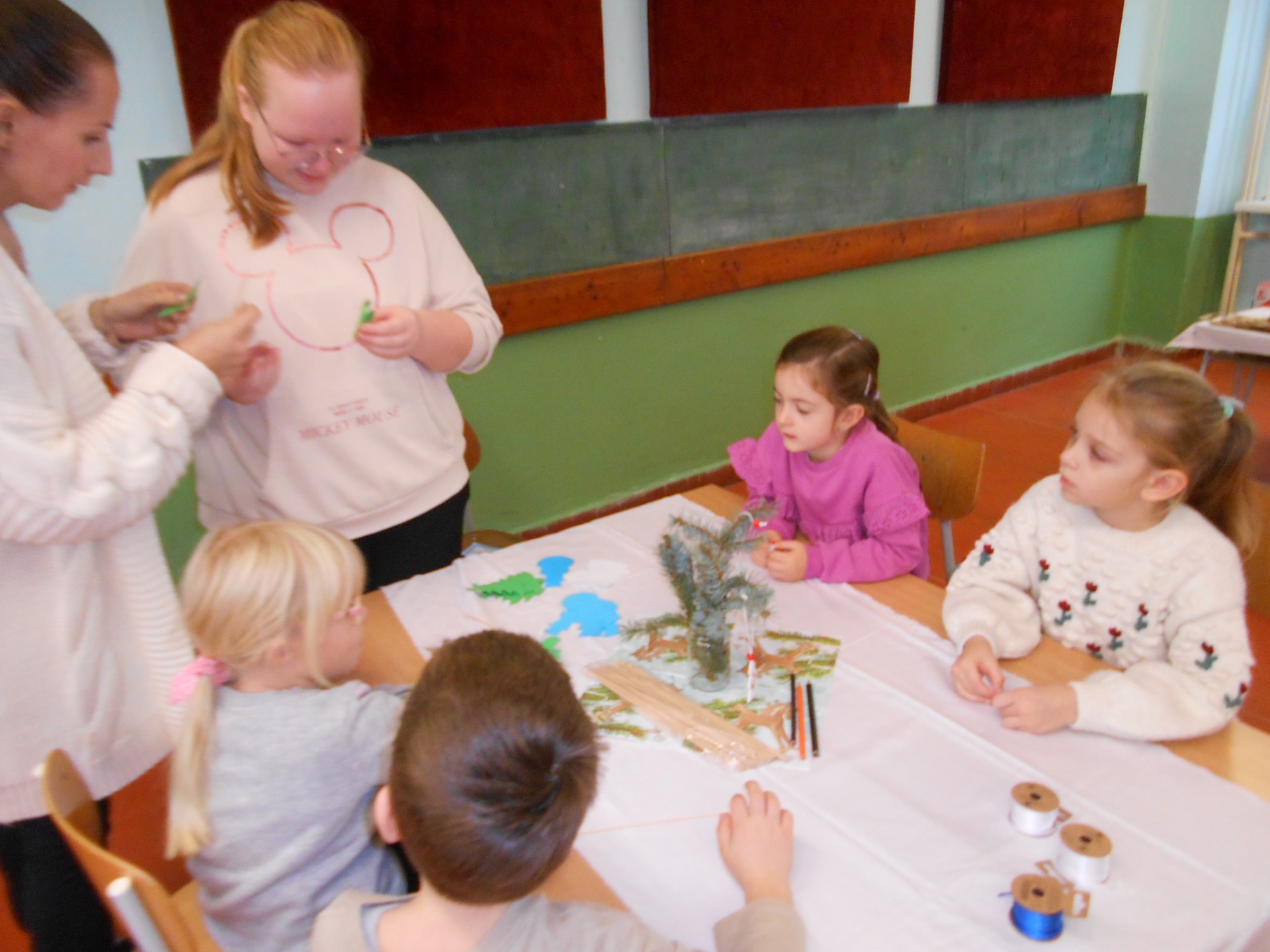 Vianočné tvorivé dielne s deťmi z MŠ Severka - Obrázok 2