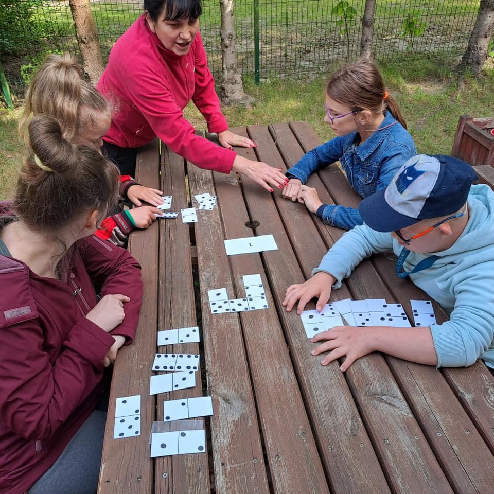 Uczniowie podczas gry w "Domino".