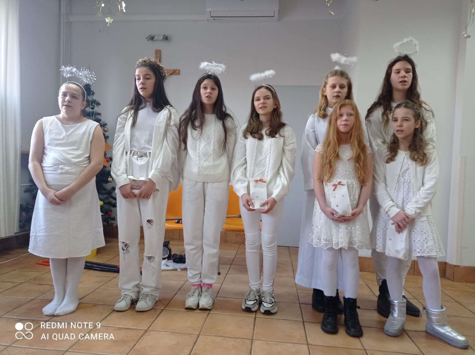 Chór - osiem dziewcząt ubranych w białe stroje anielskie (ze skrzydłami, aureolami) śpiewa kolędę.