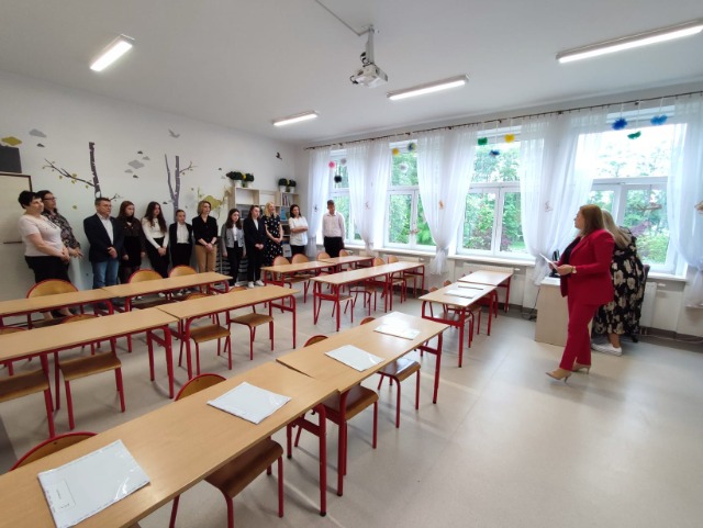Uczniowie i nauczyciele podczas egzaminu z matematyki.