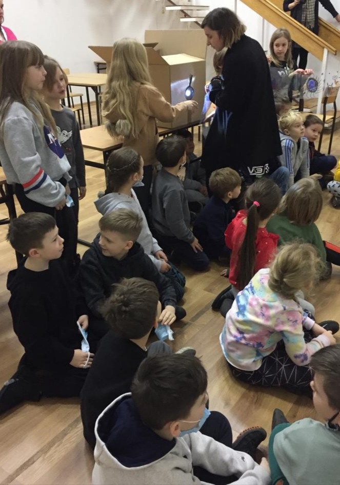 W czwartek 13 stycznia klasy drugie wzięły udział w kolejnych zajęciach w Miejskim Ośrodku Sztuki w ramach cyklu "Karuzela". Tym razem dzieci stworzyły animację na przezroczystej folii pod okiem Evgeniyi Klemby. - Obrazek 4