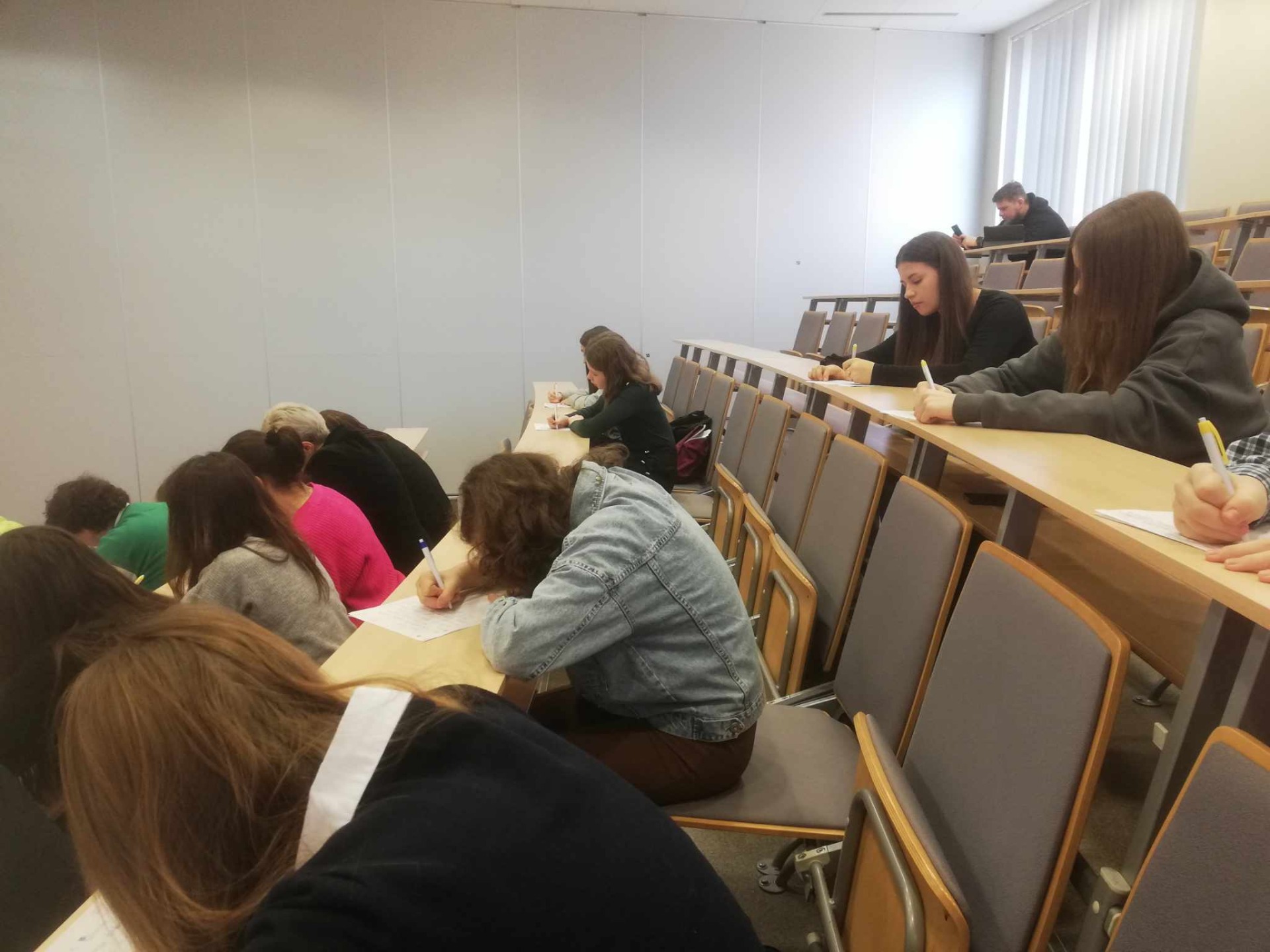 Uczniowie piszący dyktando podczas XIII edycji Miejskiego Dyktanda dla dzieci i młodzieży, organizowanego przez Poradnię Psychologiczno-Pedagogiczną w Tarnobrzegu. 