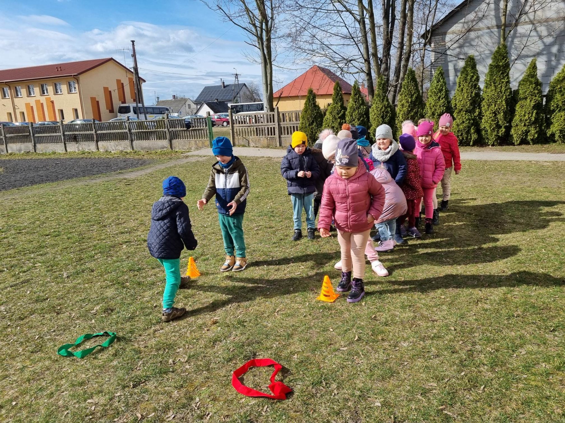 Grupa dzieci w czasie zabaw na szkolnym boisku