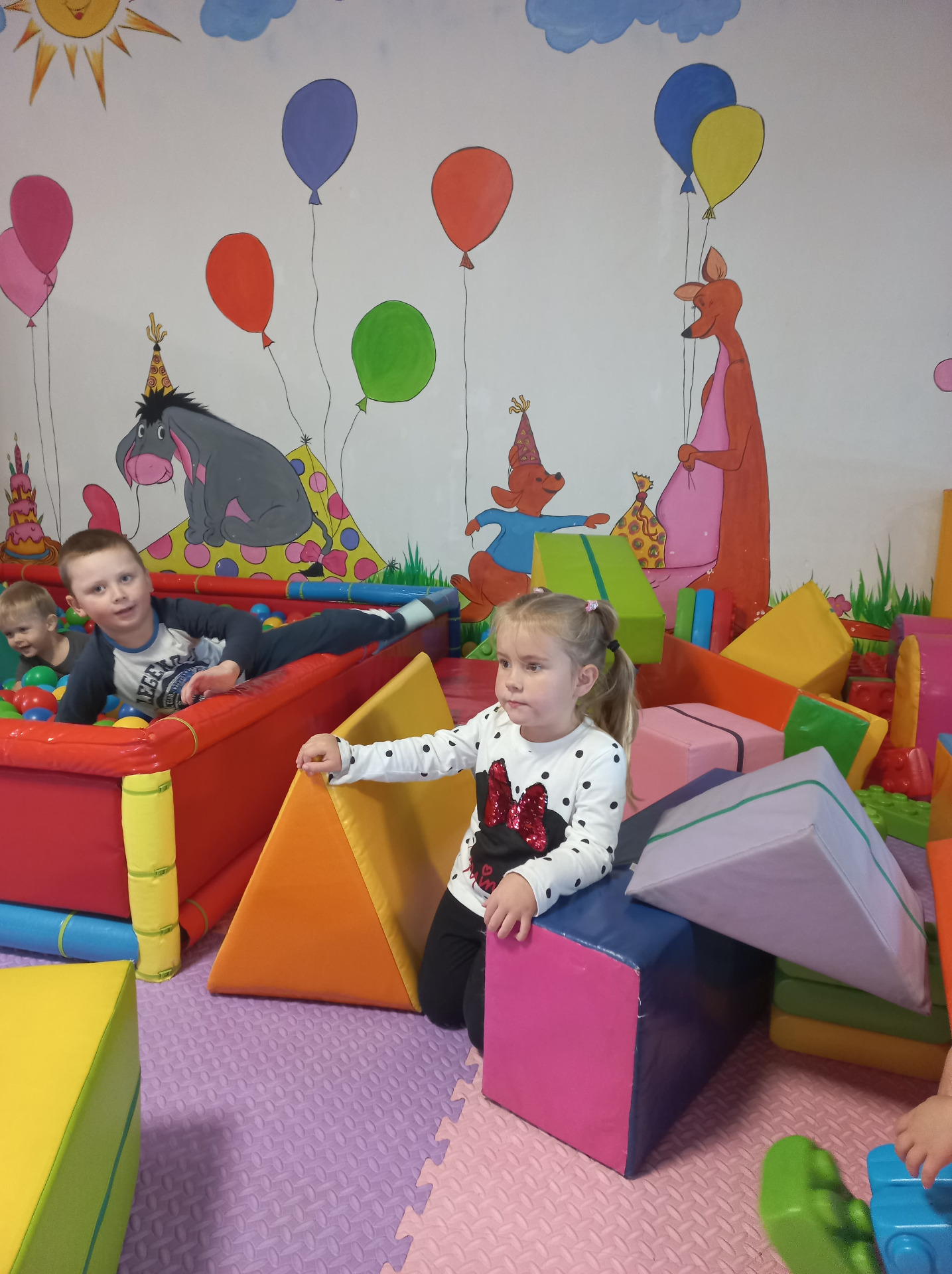 Wyjazd dzieci z OP dla 3-4 latków i 4-5 do sali zabaw "Wiktoria blue" w Krasnymstawie. - Obrazek 2