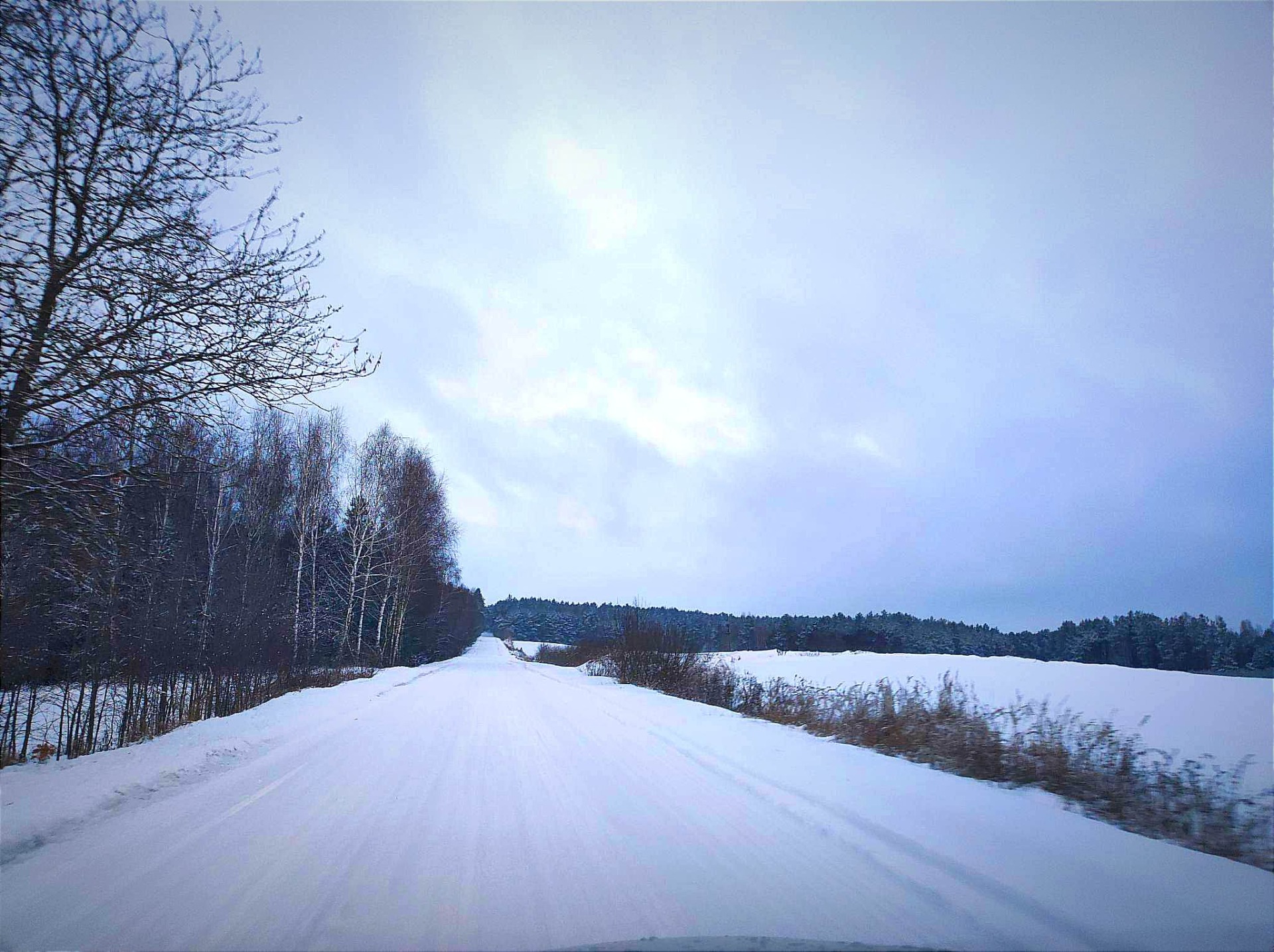 Krajobraz zimowy - pola i drogi pokryte śniegiem