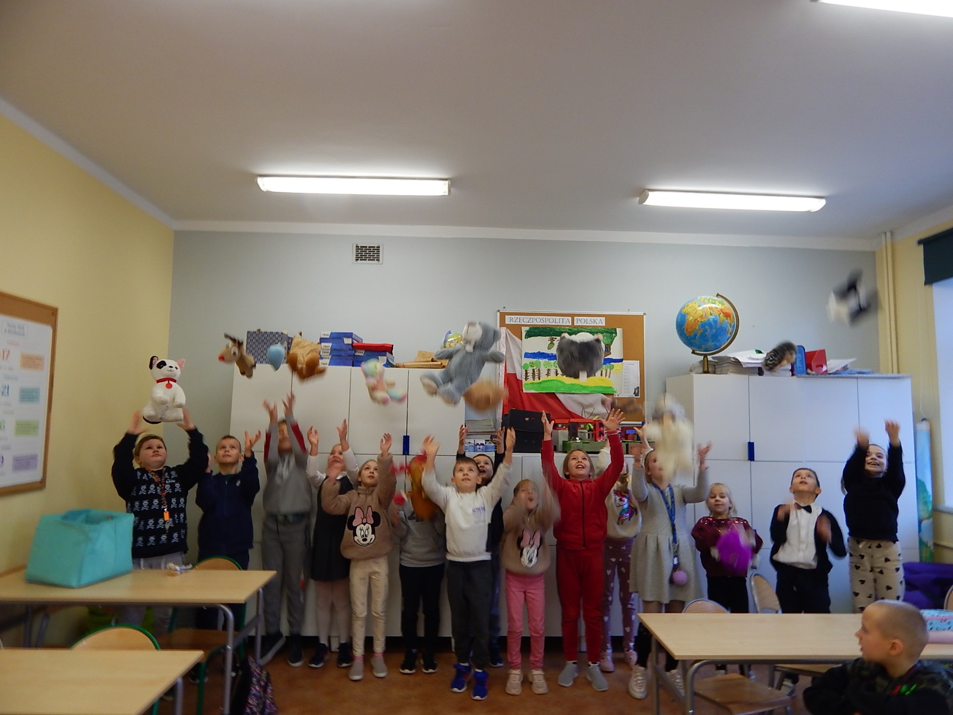 Uczniowie Szkoły Podstawowej Nr 2 im. Mikołaja Kopernika w Olecku z maskotkami w Światowym Dniu Pluszowego Misia