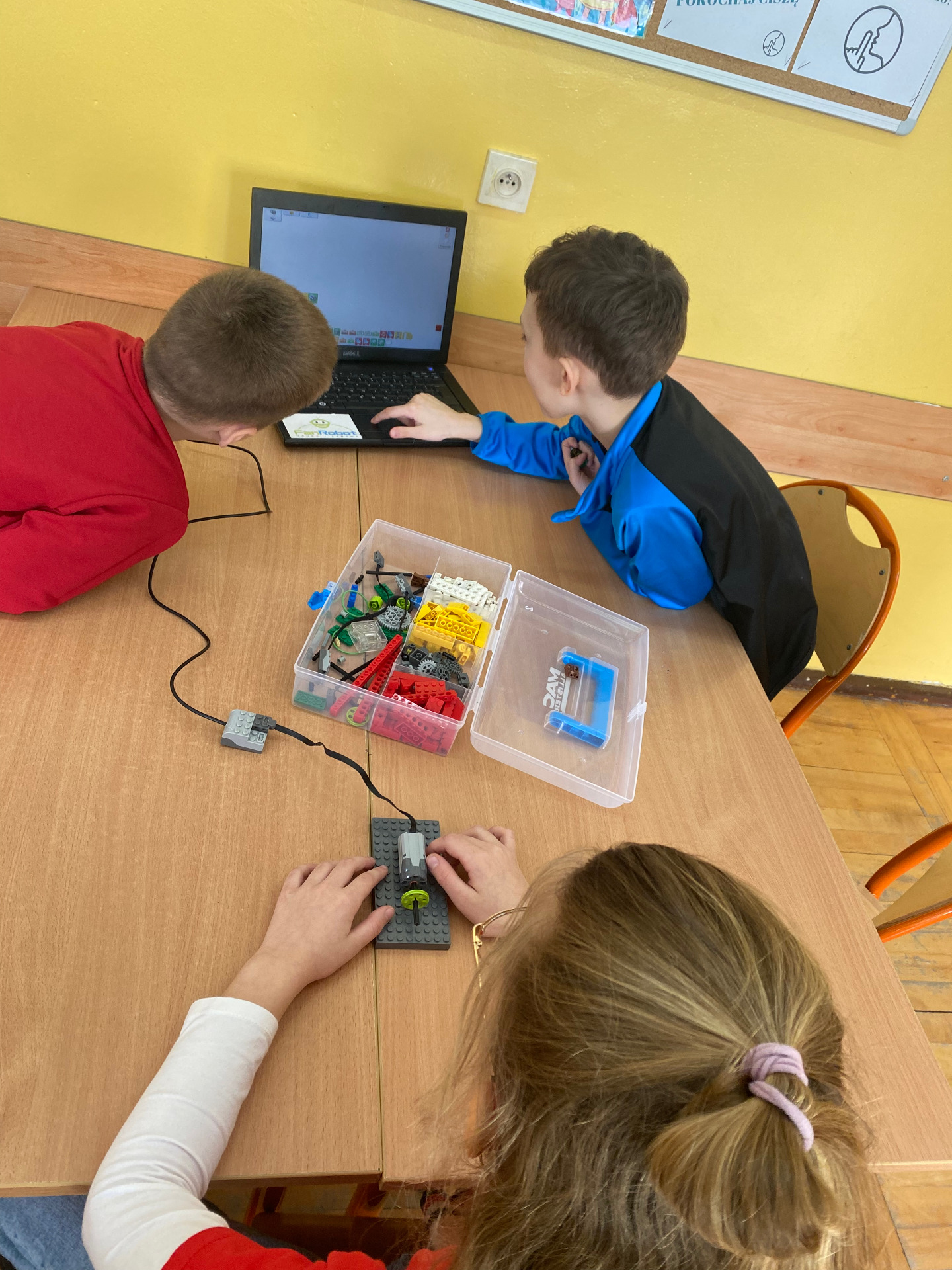 24.03.2023 - uczniowie klasy 3b, zajęcia z robotyki - zestawy LEGO WeDo