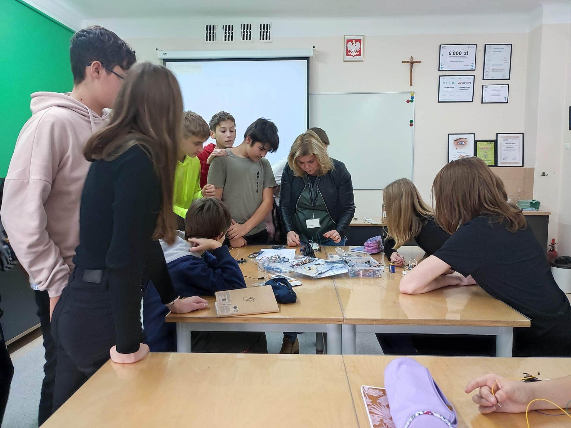 Klasa 8b słucha p. Kołeczek, która tłumacz zasady korzystania z zestawu Arduino