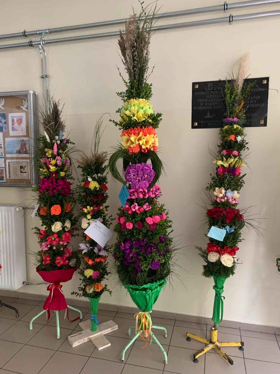 Palmy przygotowane przez zespoły klasowe i uczniów na Szkolny Konkurs Palm Wielkanocnych