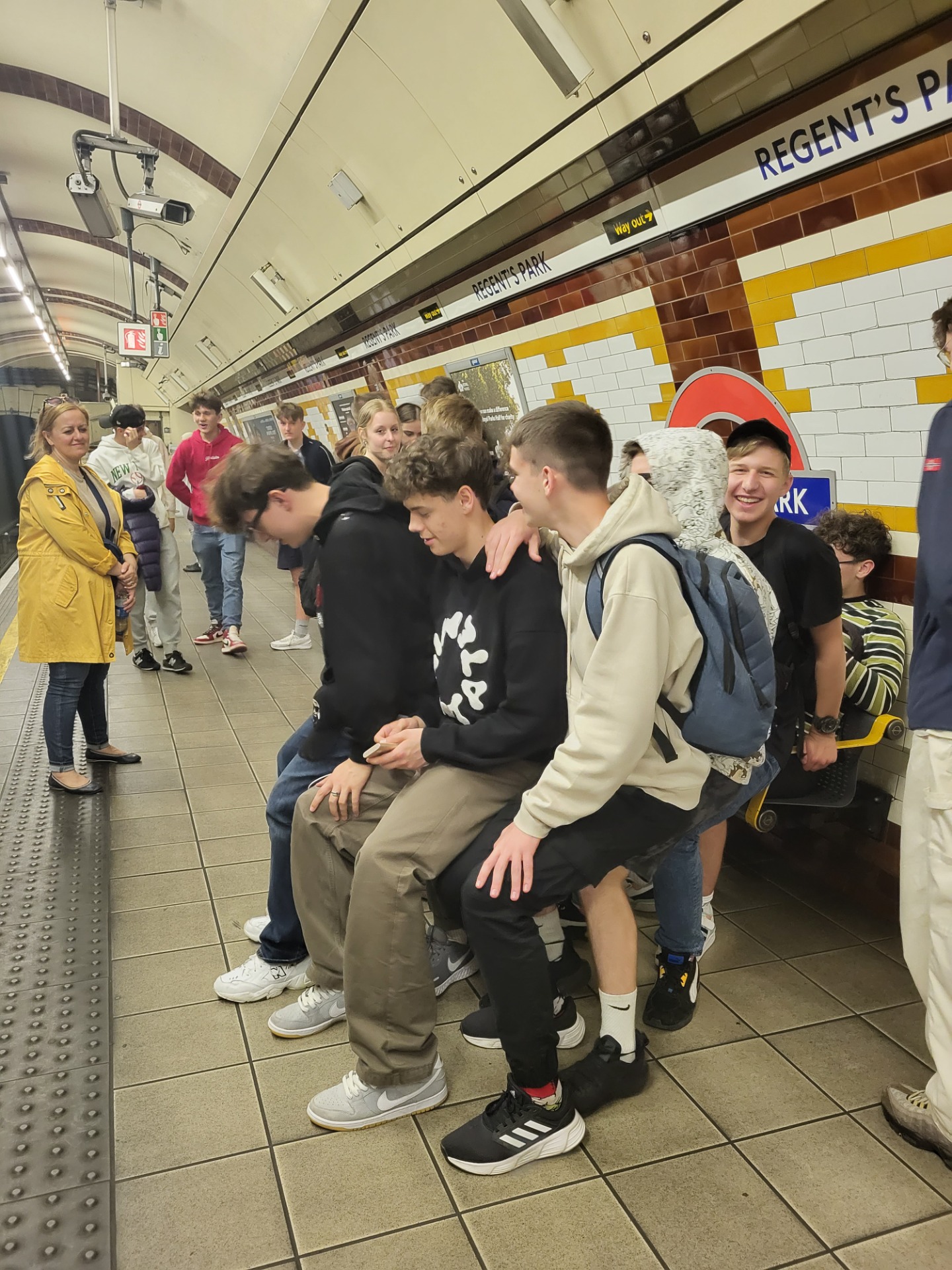 
Uczniowie na stacji metra. 

