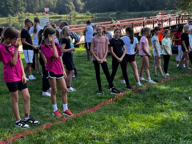 Uczniowie statrtują podczas przełajów w Parku Ekologicznym w Pasłęku
