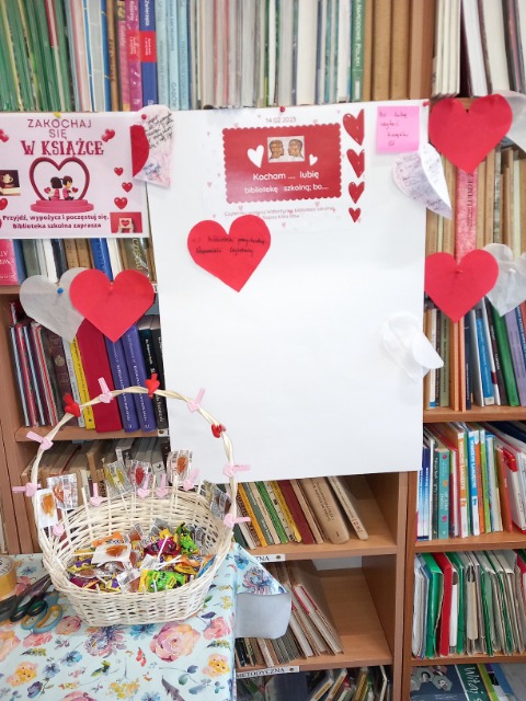 Zakochani w książkach i bibliotece szkolnej- Walentynki 2023 - Obrazek 1
