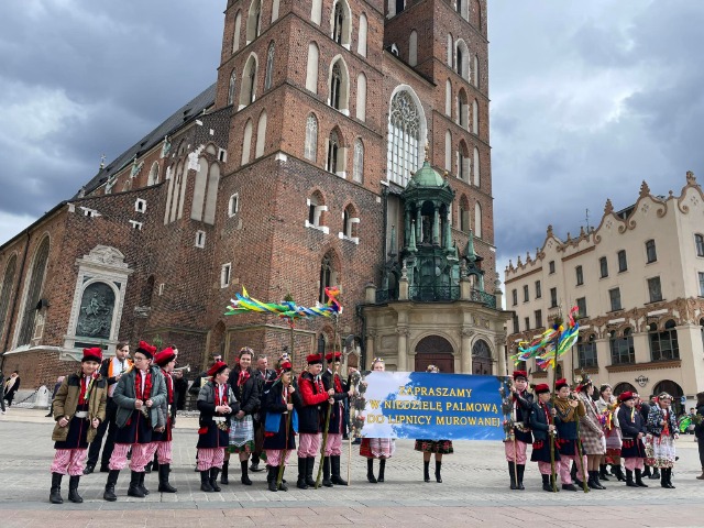 Nasi uczniowie w Krakowie na promocji Niedzieli Palmowej  - Obrazek 4