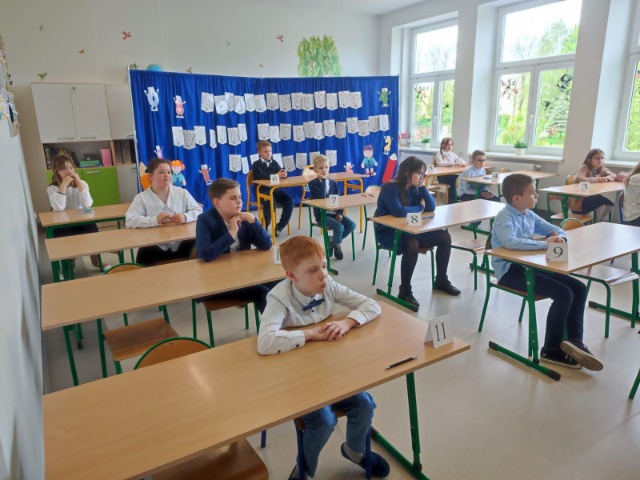 Dzieci podczas konkursu matematycznego.