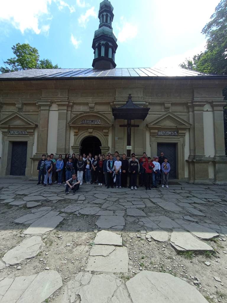 Zdjęcie przedstawia uczestników wycieczki w Kalwarii Zebrzydowskiej pod Kościołem Ukrzyżowania.