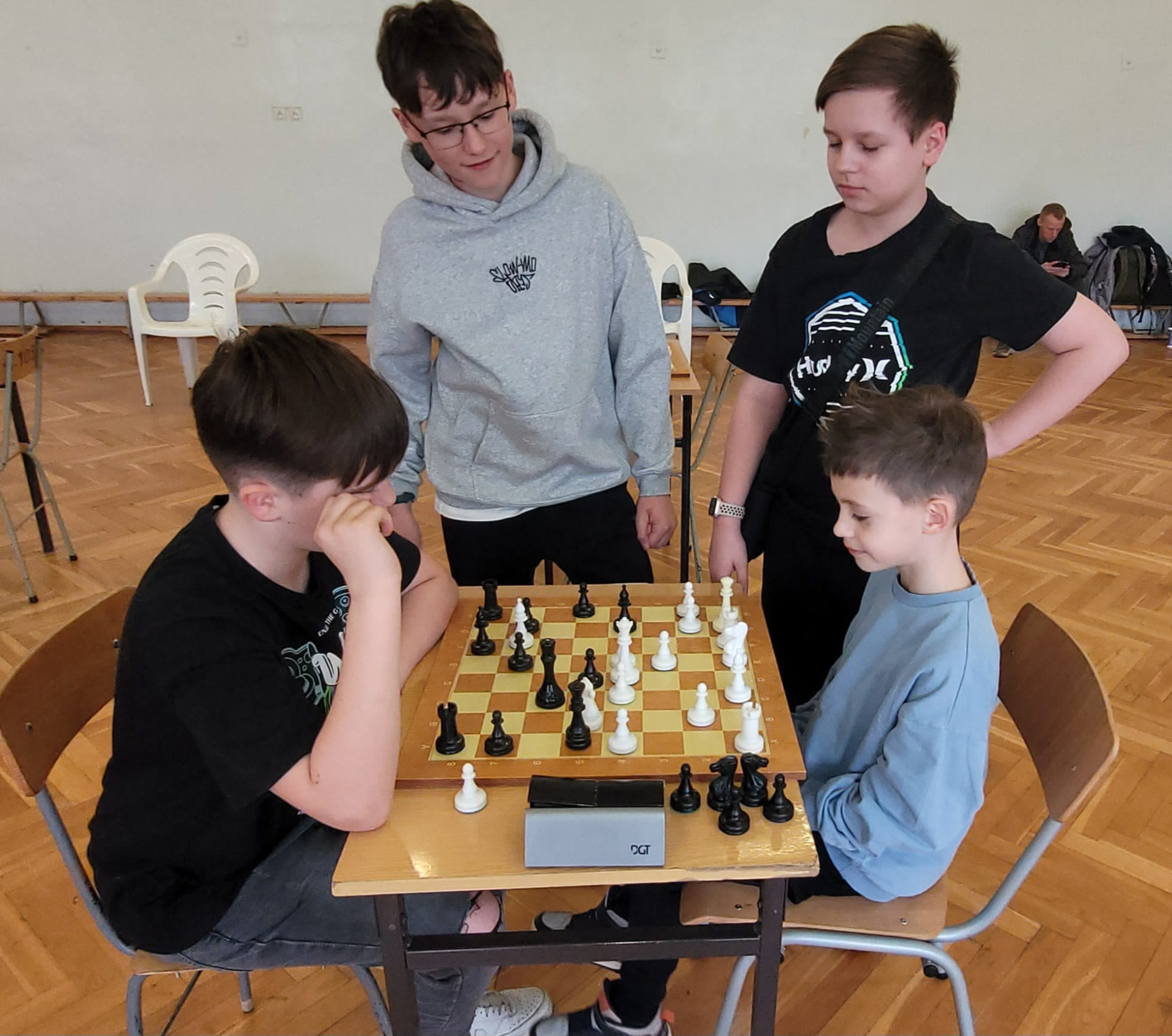 Szkolna reprezentacja podczas turnieju szachowego w Zespole Szkół Elektryk