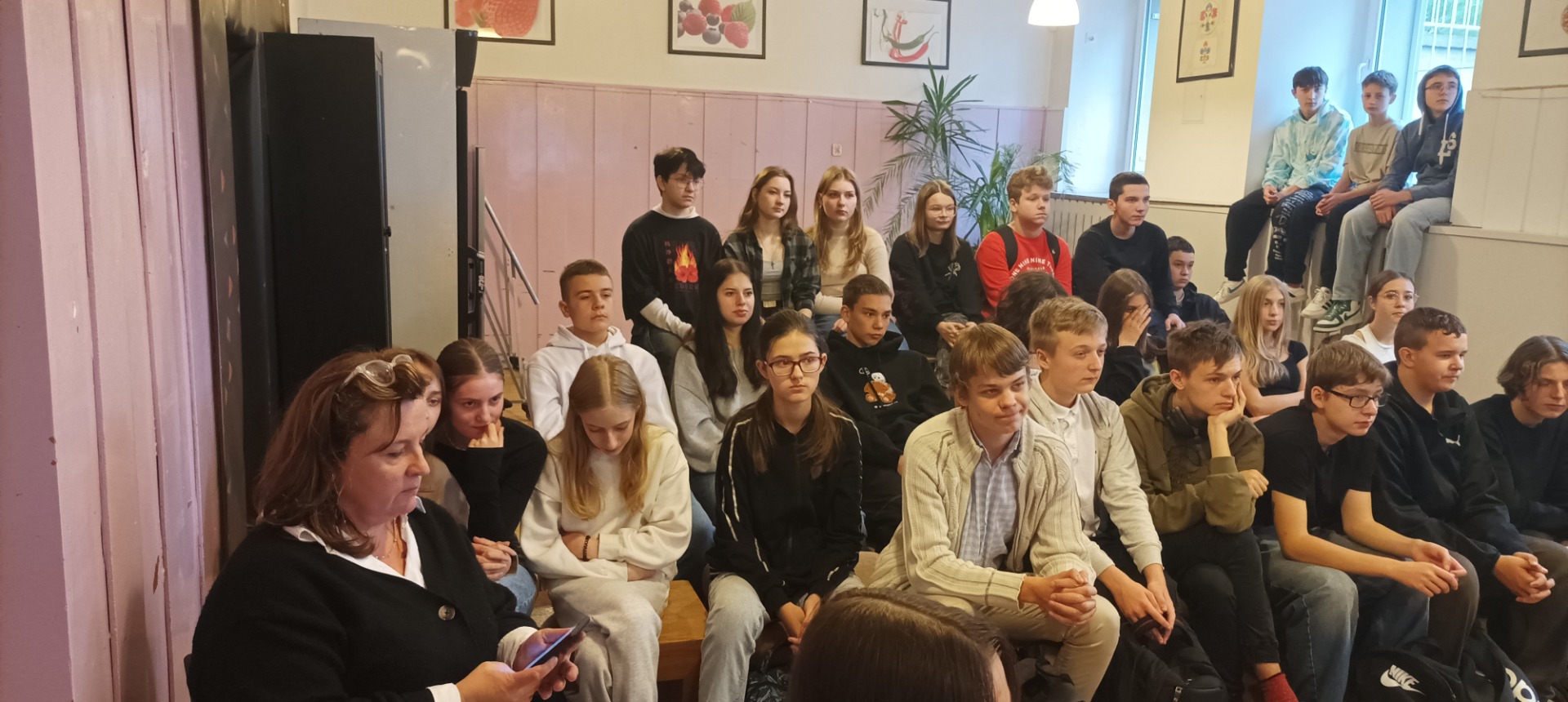Uczniowie klas 1d i 1g na wykładzie na temat obozu utworzonego dla dzieci z okupowanej Polski 