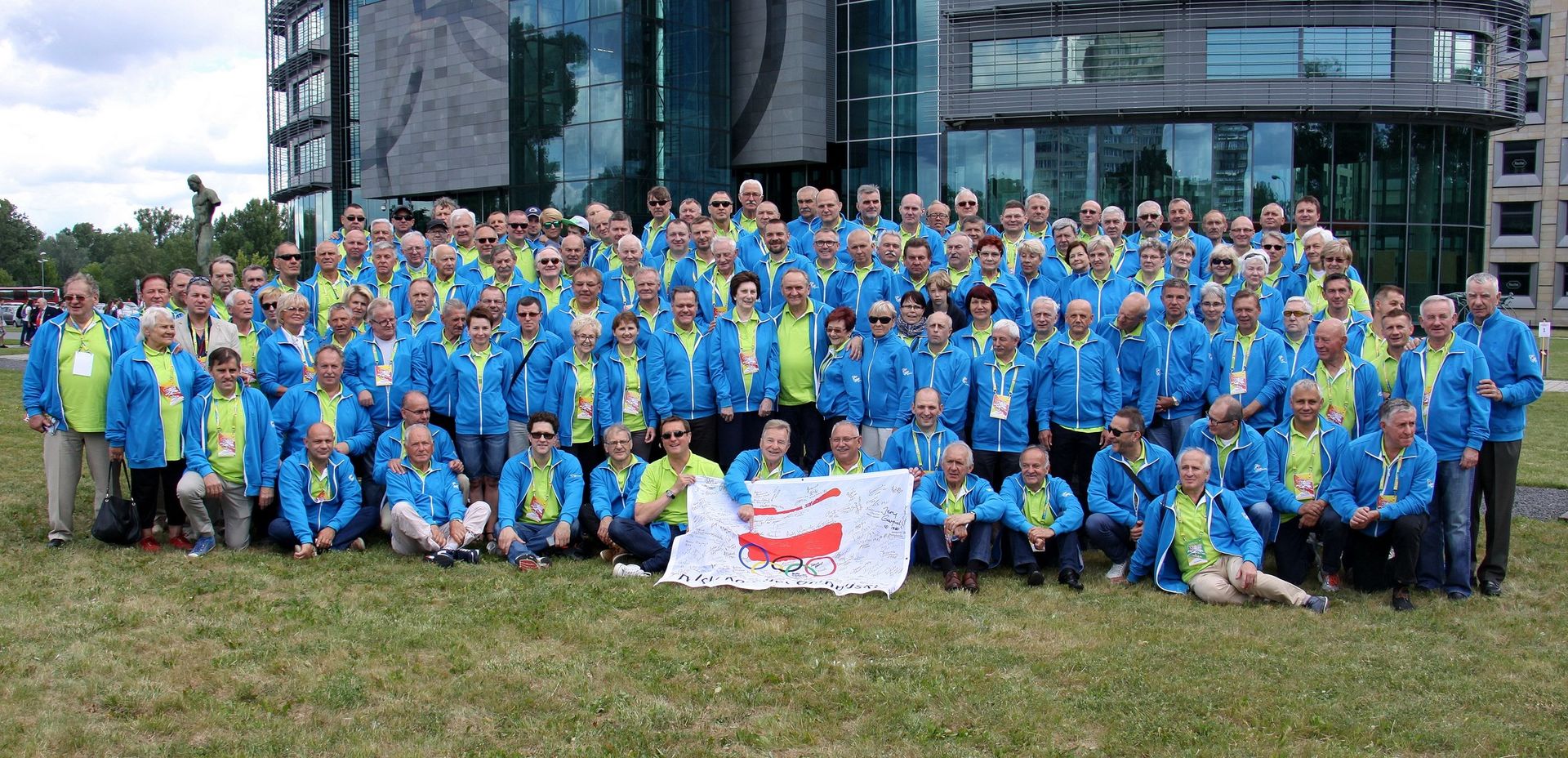 Polscy olimpijczycy przed Centrum Olimpijskim w Warszawie w 2016 (foto: J. Pijarowski)